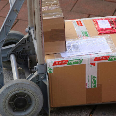 Nebentätigkeit bringt Augsburger Paketlieferant vor Gericht - Mit gestohlenen Paketen wollte er mehr Geld verdienen 