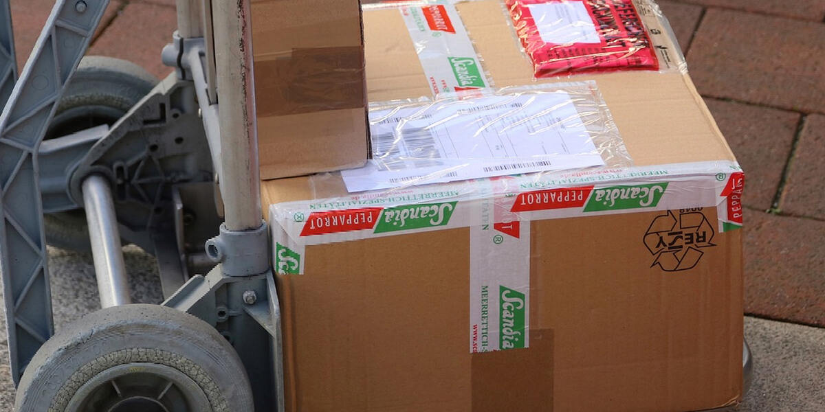 Nebentätigkeit bringt Augsburger Paketlieferant vor Gericht - Mit gestohlenen Paketen wollte er mehr Geld verdienen