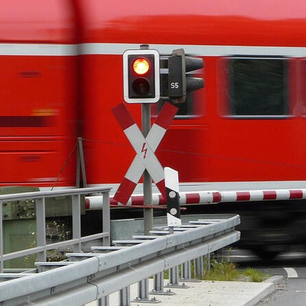 LKW schrottet Radersdorfer Bahnschranke am Badesee - Fahrer flüchtet
