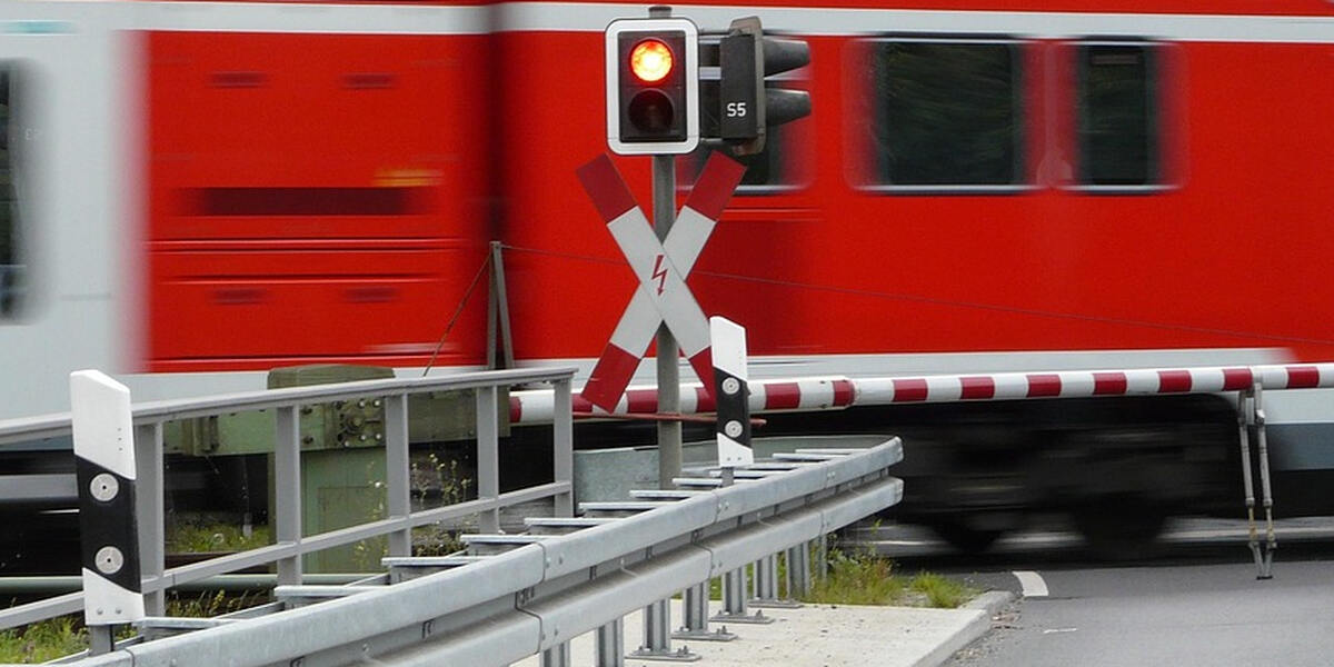 LKW schrottet Radersdorfer Bahnschranke am Badesee - Fahrer flüchtet