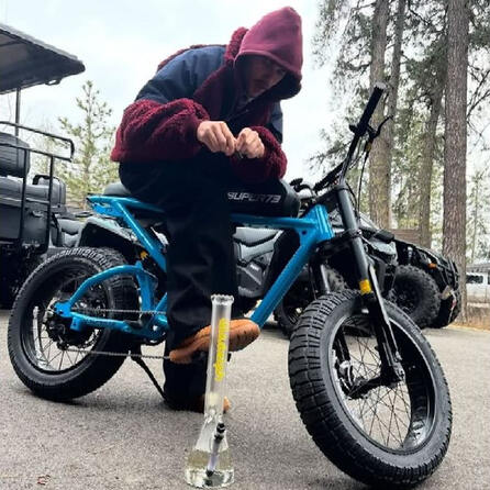 Justin Bieber posiert mit Bong