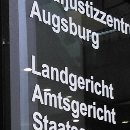 Prozess in Augsburg gegen vier Männer - Quartett soll Mann fast zu Tode geprügelt haben