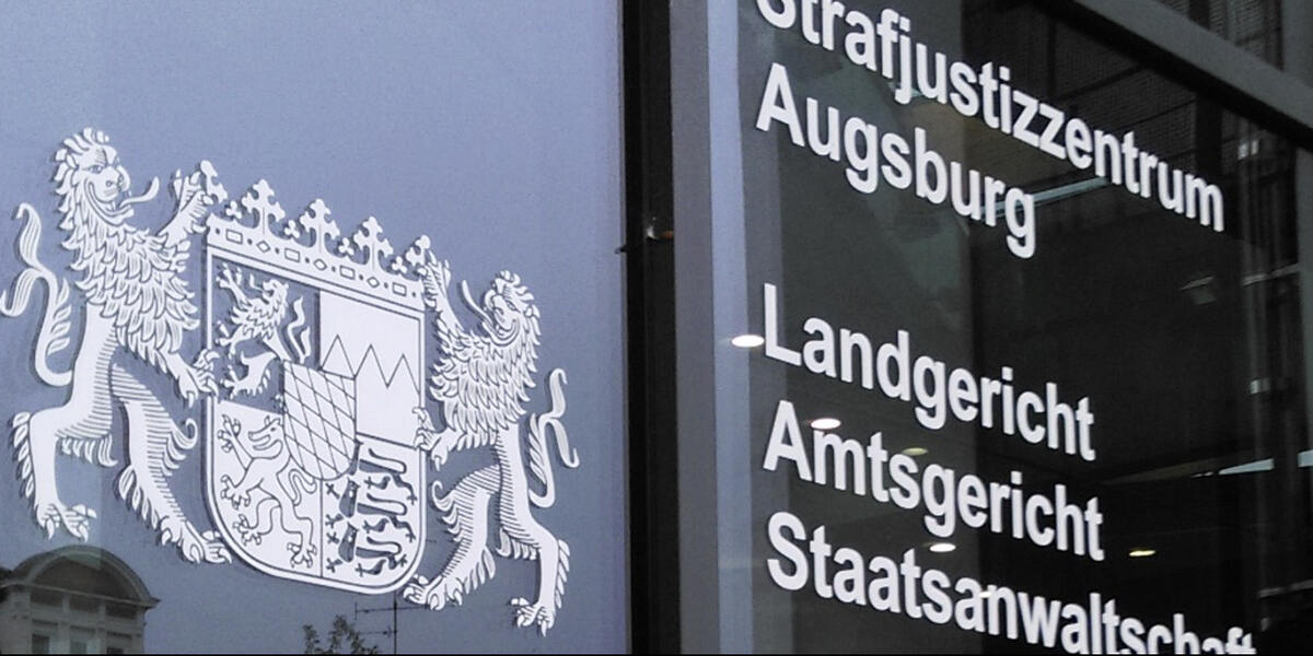 Prozess in Augsburg gegen vier Männer - Quartett soll Mann fast zu Tode geprügelt haben