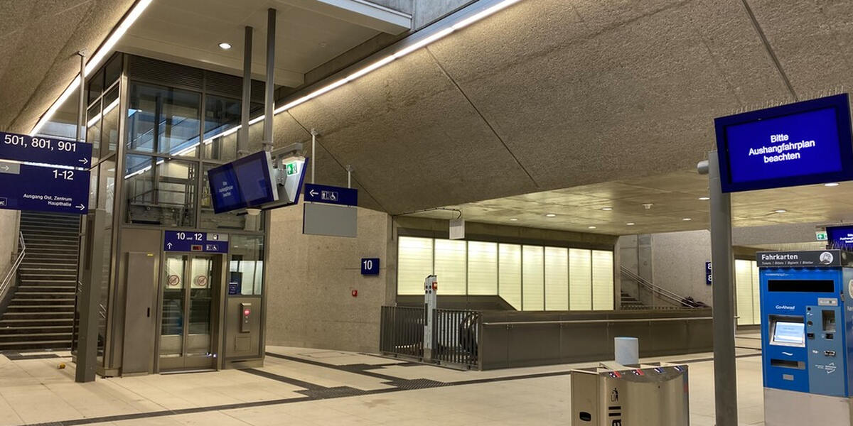 Hauptbahnhof 2023, Verteilerebene Aufzug 1 (Quer)