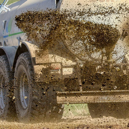 Arbeitsunfall auf Bauernhof: Praktikant in Merching bei Augsburg fällt in leere Güllegrube