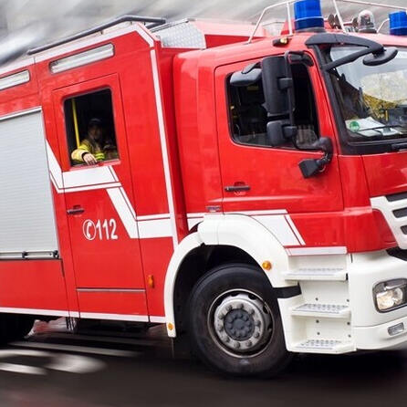 Zugeparkte Straßen in Augsburg lassen kein Feuerwehrauto durch - Parkverbote könnten die Folge sein