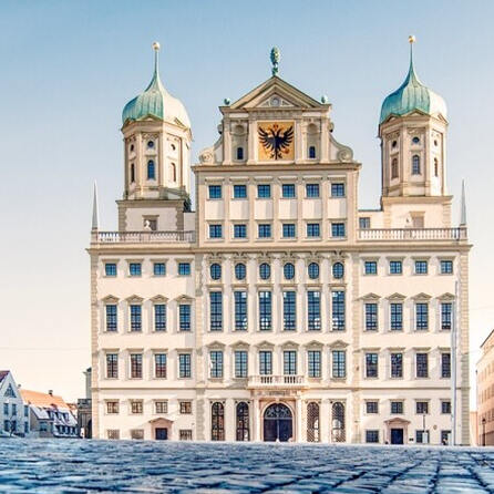 Augsburg verteilt jetzt die Bau-Kartons für das Friedenshaus auf dem Rathausplatz
