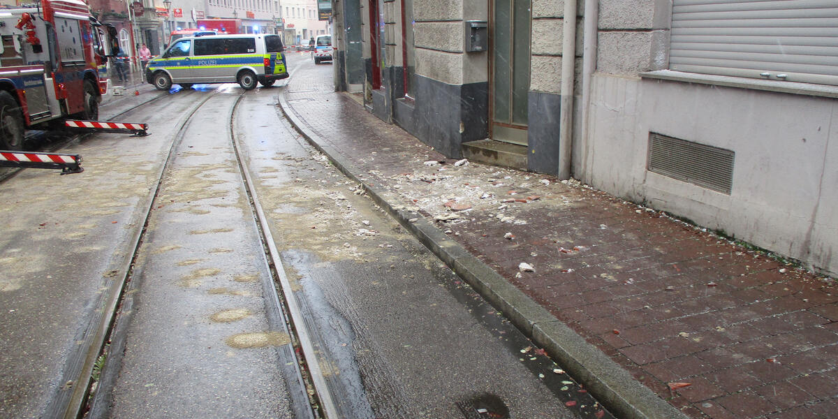 Nach Wintersturm in Augsburg bleibt Frauentorstraße gesperrt