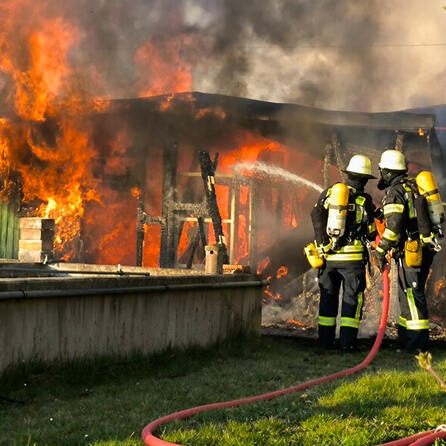 Augsburger Feuerwehr wird bei Einsatz in Lechhausen von Asylbewerbern tatkräftig unterstützt