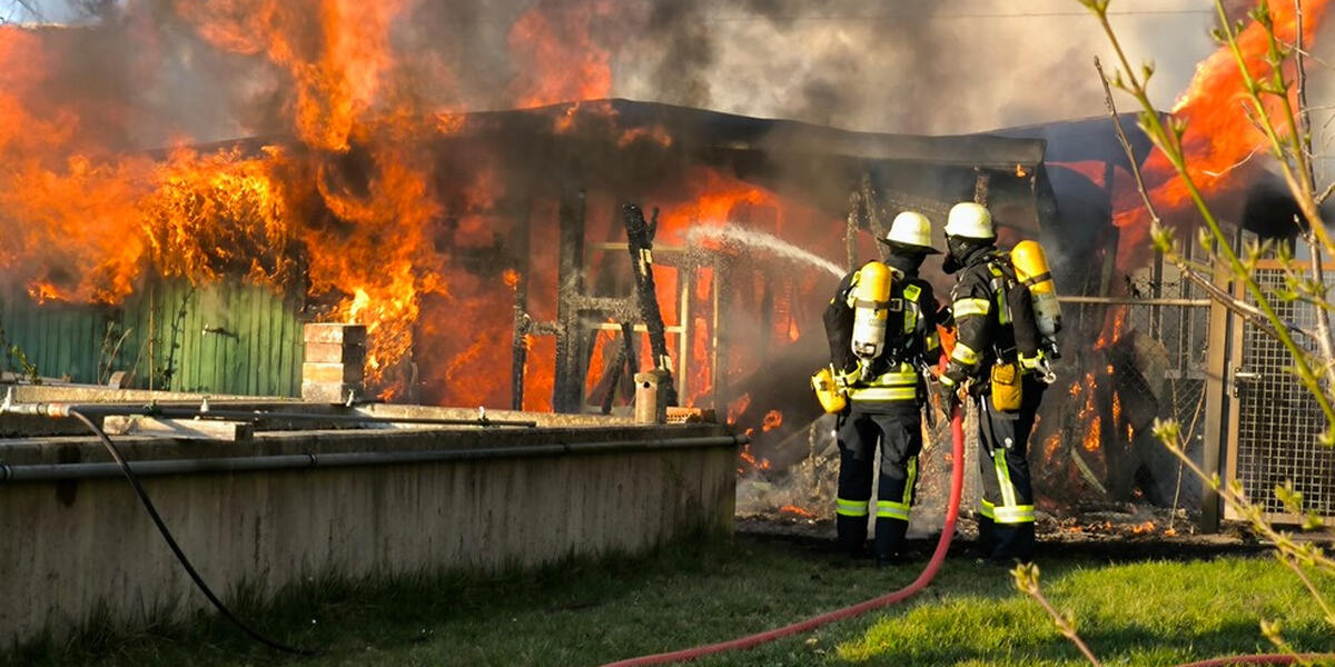 Augsburger Feuerwehr wird bei Einsatz in Lechhausen von Asylbewerbern tatkräftig unterstützt