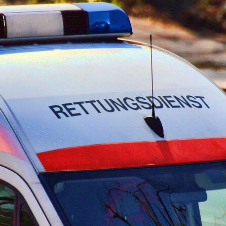 Feuerschalendrama in Affing: Betrunkener Mann fällt in Flammen