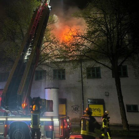 Leerstehendes Geschäftshaus brennt in Augsburg: 100.000 Euro Schaden