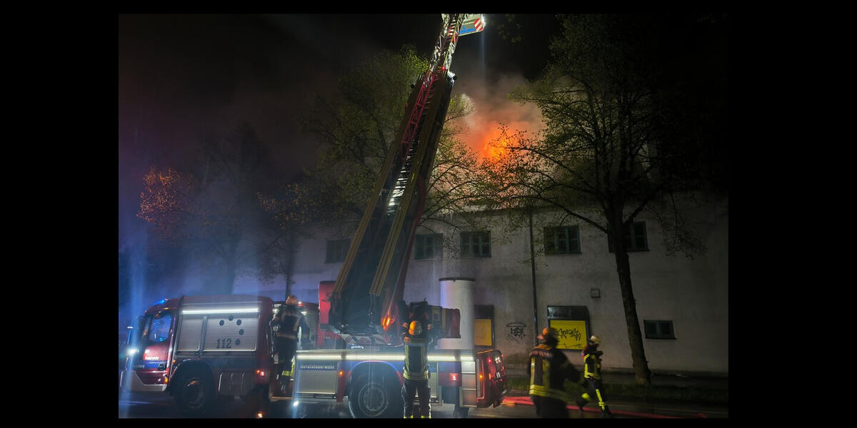 Leerstehendes Geschäftshaus brennt in Augsburg: 100.000 Euro Schaden