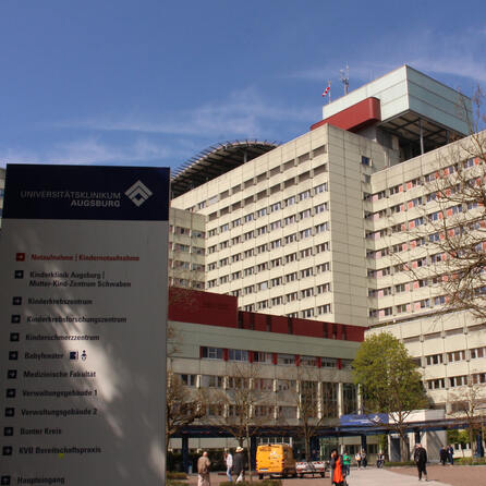 "Klinikpark retten" - Aktionstag an Augsburger Uniklinik gegen Baumfällungen