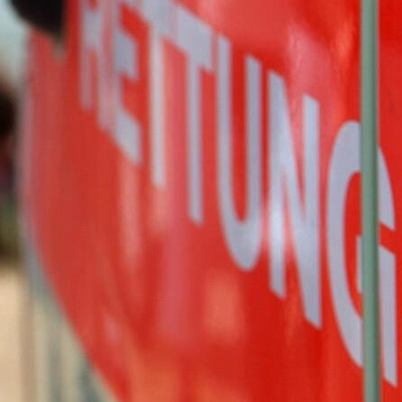 Frecher Gaffer filmt aus Auto Unfall auf A8 - ihm könnte jetzt eine Freiheitsstrafe drohen