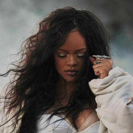 Rihanna enthüllt Babybauch!
