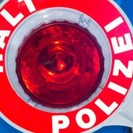 Die eine betrunken, die andere ohne Führerschein: Polizei Friedberg stoppt zwei junge Autofahrerinnen