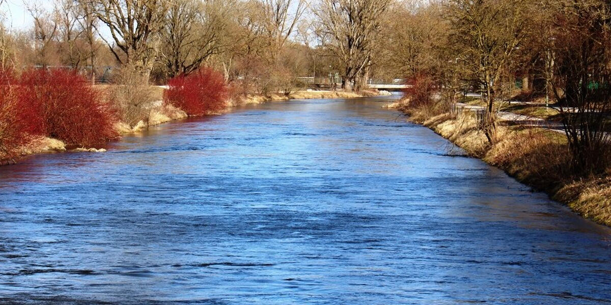 Großputz im Augsburger Wertachkanal: Im Schlamm steckt sogar ein Polstersessel