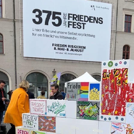 Friedenshaus am Rathausplatz: Pappsteine können am Sonntag abgeholt werden