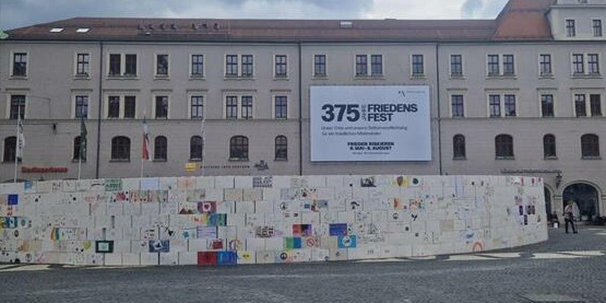 Friedenshaus am Rathausplatz: Pappsteine können am Sonntag abgeholt werden