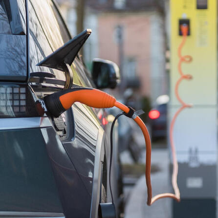 Neue E-Ladesäulen in Aichach: Ausbau der Elektromobilität