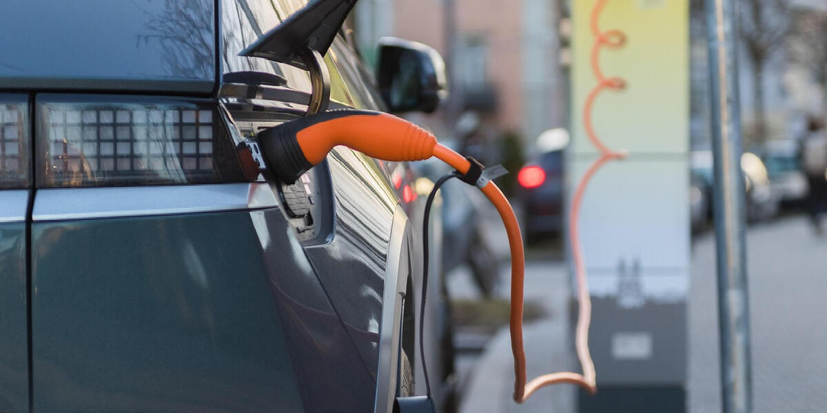 Neue E-Ladesäulen in Aichach: Ausbau der Elektromobilität