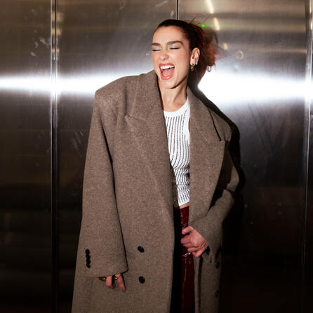 Dua Lipa gibt Verlobung bekannt!
