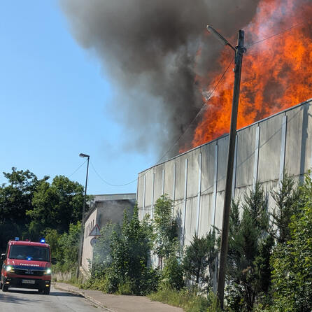 Großbrand in Augsburger Entsorgungsbetrieb - Rauchsäule war kilometerweit zu sehen