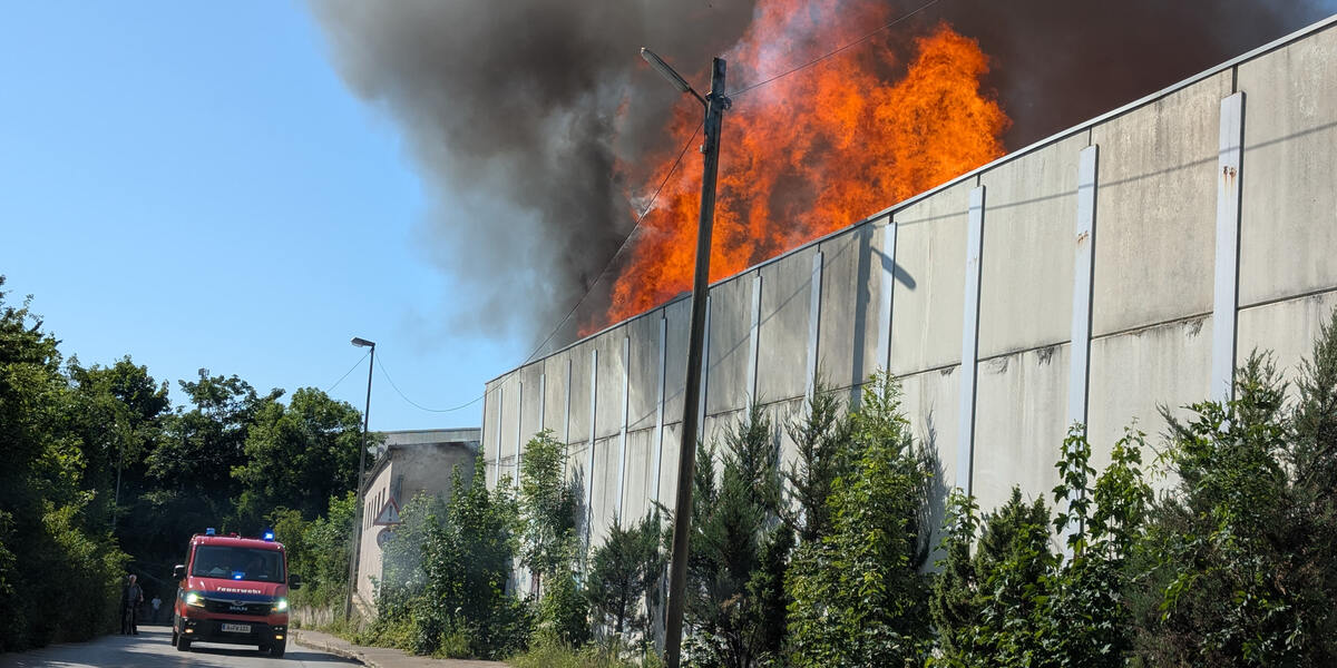 Großbrand in Augsburger Entsorgungsbetrieb - Rauchsäule war kilometerweit zu sehen
