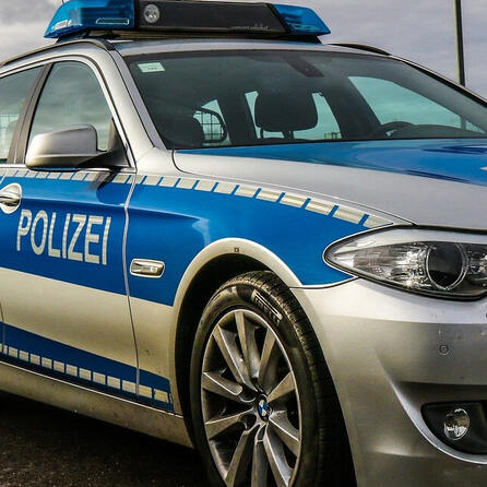 Radfahrer wird in Augsburg Oberhausen schwer verletzt: Tatverdächtig sind zwei Männer