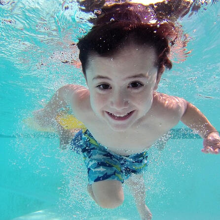 DLRG und AOK in Augsburg setzen sich für sichere Schwimmer in Grundschulen ein