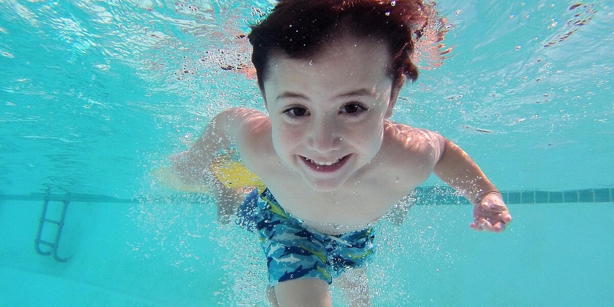 DLRG und AOK in Augsburg setzen sich für sichere Schwimmer in Grundschulen ein