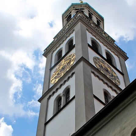 Falsche Hebebühne bestellt: Perlachturm-Hebeaktion am Augsburger Rathausplatz gestoppt