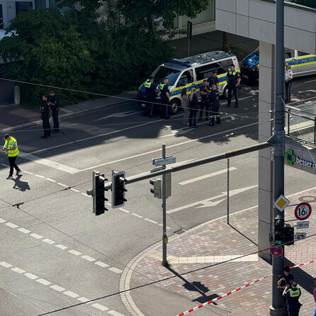 Polizeigroßeinsatz in Augsburg wegen Hotelbedrohung in Halderstraße - Das Gebiet um das Hotel ist abgesperrt