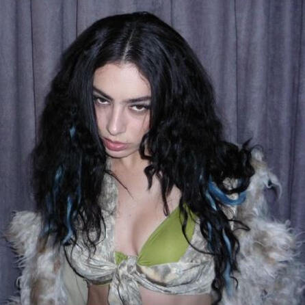 Charli XCX bringt Schuh-Kollektion heraus