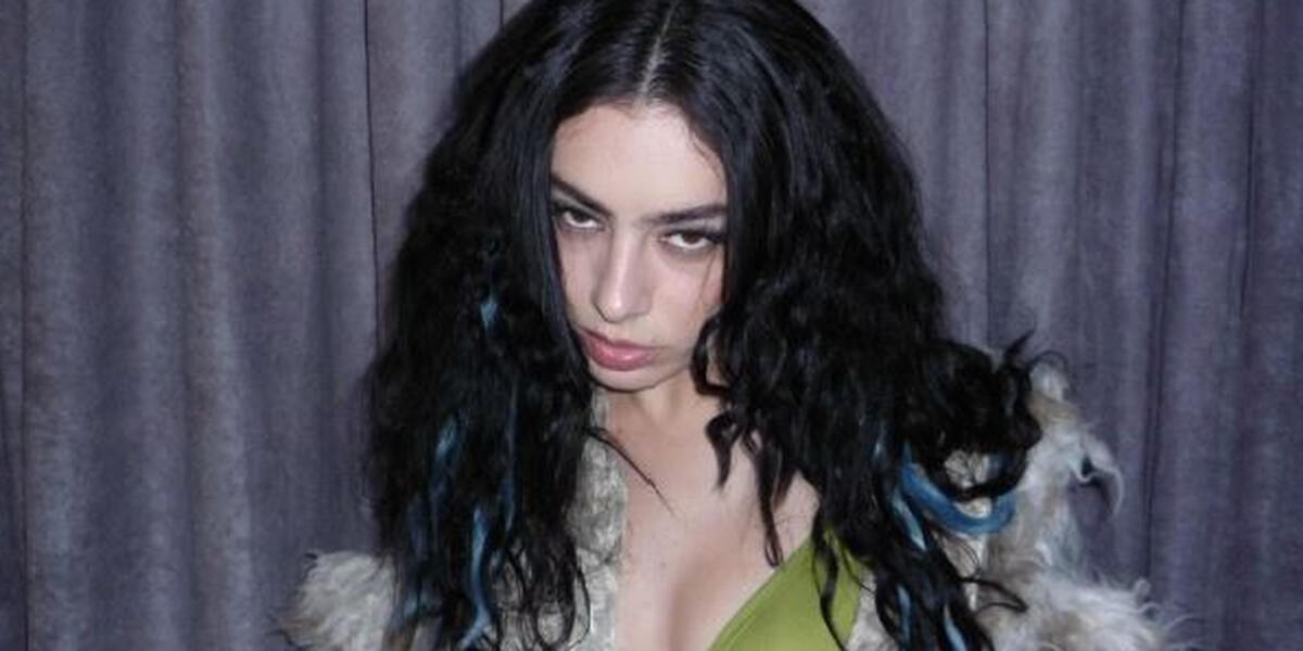 Charli XCX bringt Schuh-Kollektion heraus
