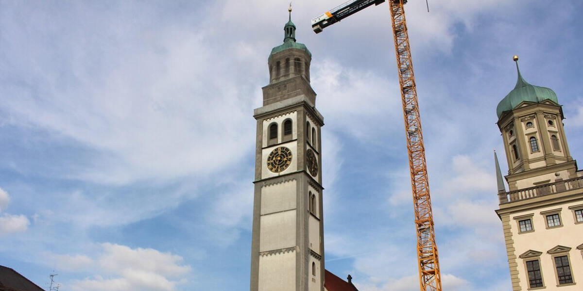 Spektakel am Augsburger Perlachturm: Dachkuppel wird heute abmontiert