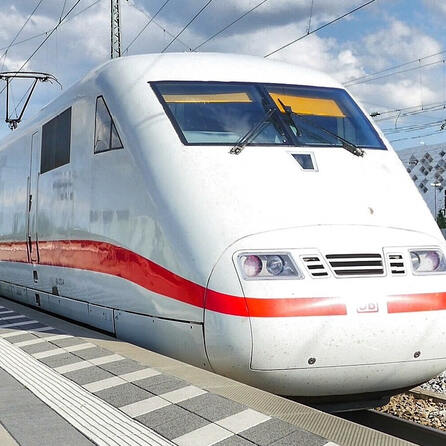 Gefährliches Trainsurfing endet mit Festnahme von zwei Jugendlichen aus Augsburg und hohen Kosten für die Eltern