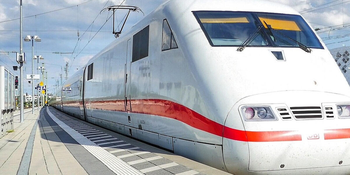 Gefährliches Trainsurfing endet mit Festnahme von zwei Jugendlichen aus Augsburg und hohen Kosten für die Eltern
