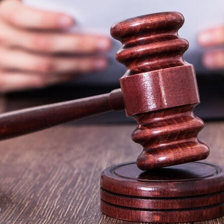 Sohn ein Jahr lang misshandelt: Paar aus dem Kreis Aichach-Friedberg muss lange ins Gefängnis