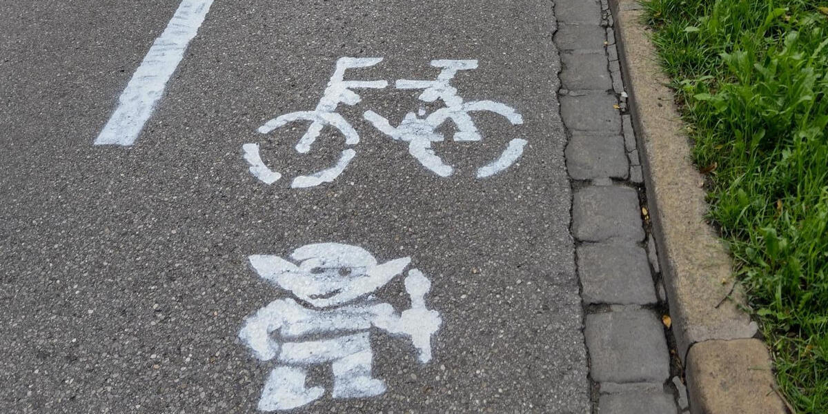 Sicherheit für Fahrradfahrer: Augsburger Klimaaktivisten malen neuen Fahrradweg am Katzenstadl