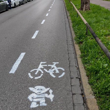 5.000 Euro Reinigungskosten: Kreide-Fahrrad-Weg in Augsburg kommt Klimaaktivisten teuer zu stehen