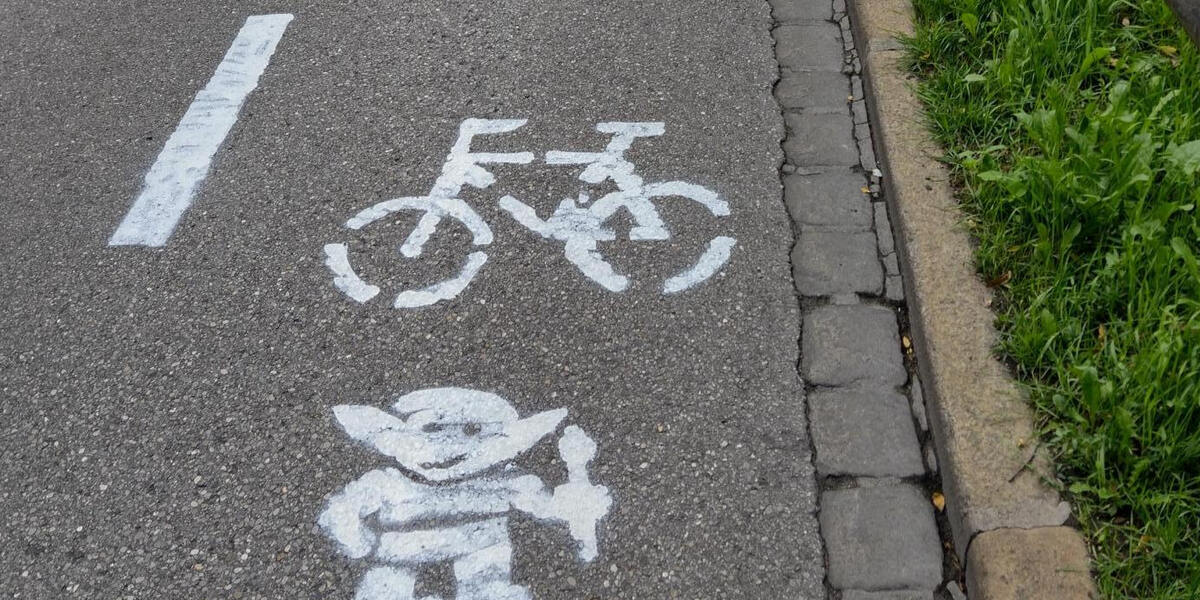 5.000 Euro Reinigungskosten: Kreide-Fahrrad-Weg in Augsburg kommt Klimaaktivisten teuer zu stehen