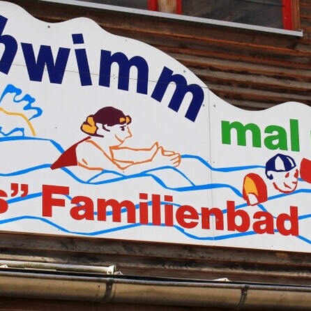 Aufatmen bei besorgten Eltern in Augsburg: Pädophiler Mann sitzt nach Vorfall in Schwimmbad in Untersuchungshaft. 