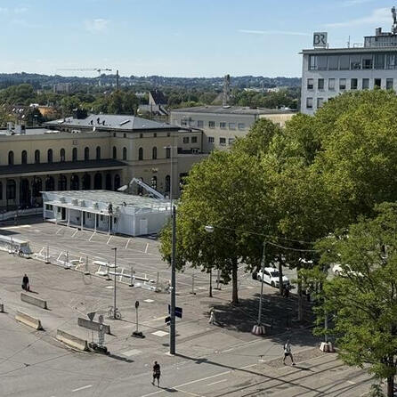 Kein Parkplatz mehr: Container auf dem Vorplatz des Augsburger Hauptbahnhofs
