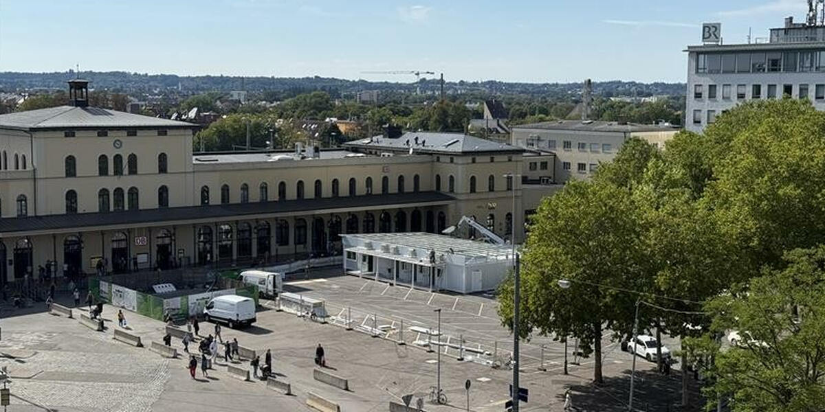 Kein Parkplatz mehr: Container auf dem Vorplatz des Augsburger Hauptbahnhofs