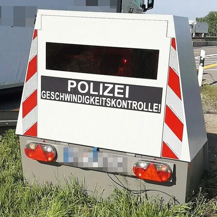Temposünder geschnappt: Blitzeranhänger in Augsburg registriert massige Überschreitungen
