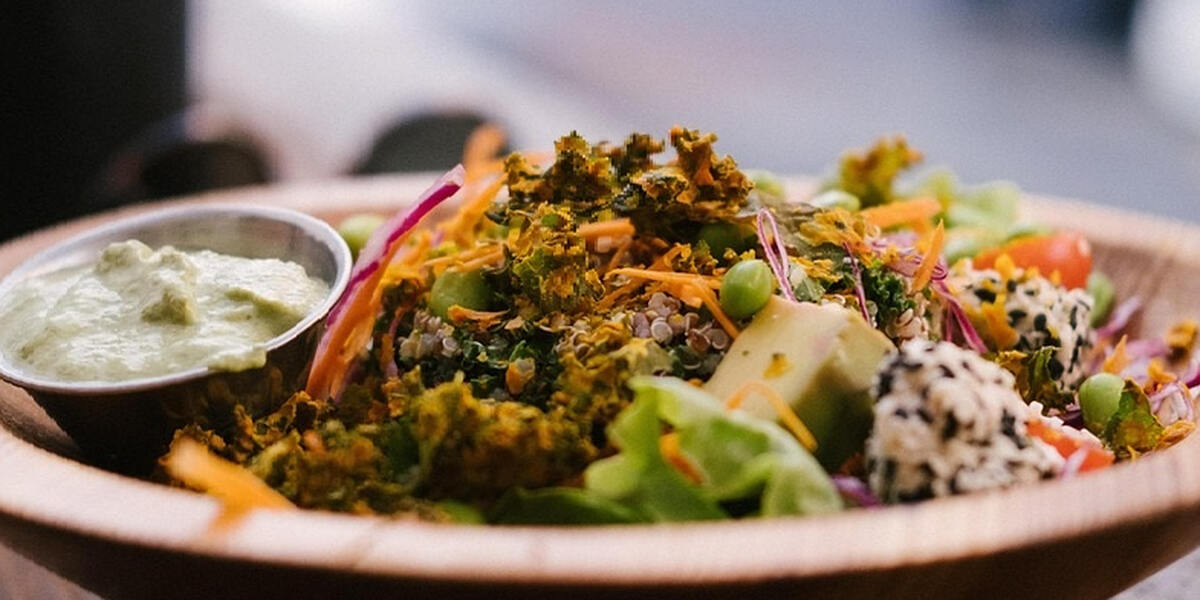 Veganes Angebot überzeugt: PETA vergibt 4,5 von 5 Sternen an Augsburger Uni-Mensa