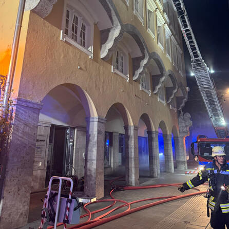 Brand in Trafostation Augsburg: Feuerwehreinsatz in der Innenstadt mit starker Rauchentwicklung und Stromausfall