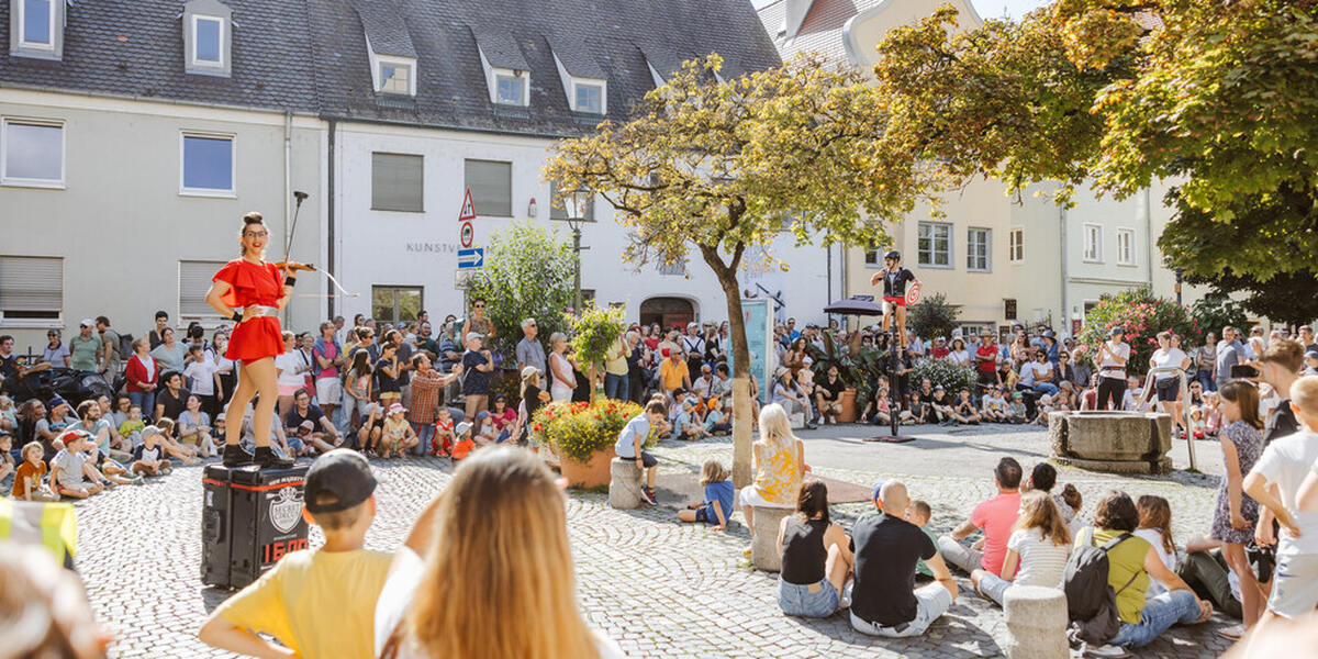 Neusäß: Volksfest, Augsburg: La Strada